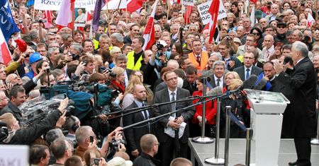 Zwolennicy PiS chcą dać odpór protestom opozycji. Organizują marsz poparcia, ale nie mogą ustalić daty