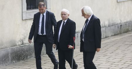 Jarosław Kaczyński przeszedł operację. "Już nad wszystkim czuwa"
