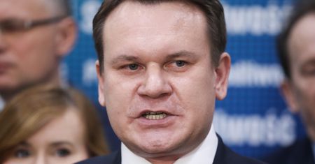 Dominik Tarczyński odpowiada Stefanowi Michnikowi. "Przeproś i błagaj o przebaczenie!"
