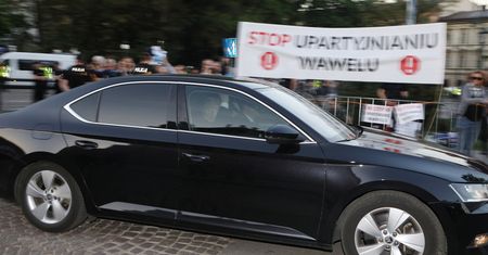 Jarosław Kaczyński przyjechał na grób brata. Przywitali go okrzykiem: "to Wawel, nie Nowogrodzka"