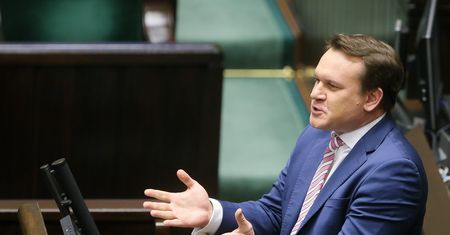 Dominik Tarczyński wbija szpile Schetynie. "Oni będą bronić Niemców, bo robią to od lat"