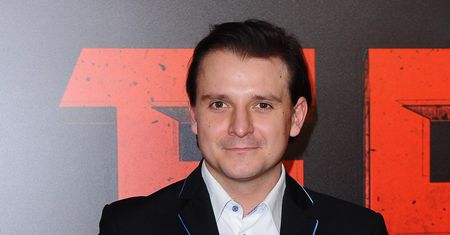 Widzowie pokochali go za "Belfra" i "Najlepszego". Pamiętacie, jak zaczynał Szymon Piotr Warszawski?