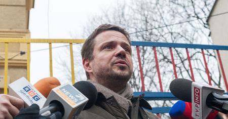 4 rzeczy, z których Trzaskowski powinien się wytłumaczyć. Zamiast nazywać autora oskarżeń wariatem