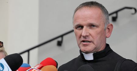 Ks. Lemański skomentował tekst o prałacie Jankowskim. "Ręce same zaciskają się w pięść"