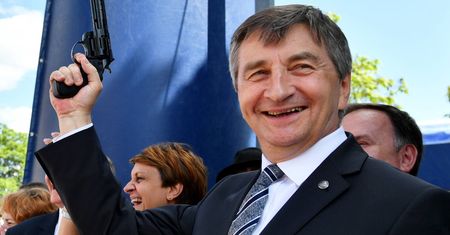 Kuchciński leci do Brukseli, a Wassermann zajmuje jego miejsce? Przegrany jest jeden