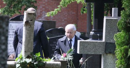 Powązki: Jarosław Kaczyński pojechał na grób matki