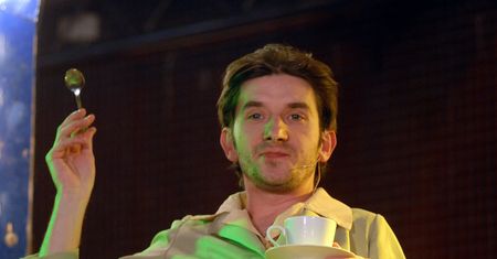 Założył najpopularniejszy kabaret w Polsce. Dzisiaj nawraca