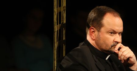 Ks. Krzysztof Niedałtowski o podziałach w społeczeństwie i roli Kościoła