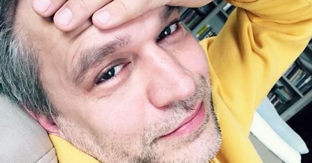 Michał Żebrowski pozuje bez koszulki na koniu i z siekierą. Nie zabrakło politycznego przytyku