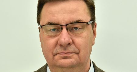 "Jamochłon" i "struś". Szymon Giżyński obraził Stefana Niesiołowskiego jego sposobem