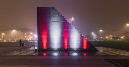 Hulajnogi dotknęły pomnika smoleńskiego. Nastolatkowie zatrzymani