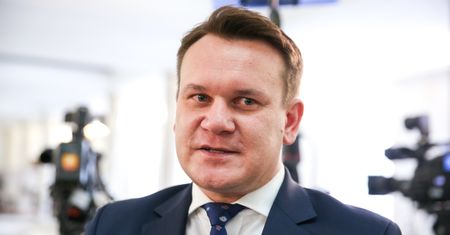 Dominik Tarczyński pouczał Szwedów jak żyć. Został gwiazdą za "zero Muslims in Poland"
