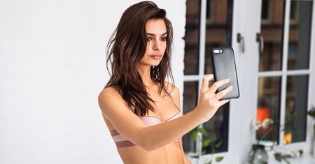 "Najlepiej czuję się nago". Emily Ratajkowski kusi seksownym ciałem w kampanii DKNY
