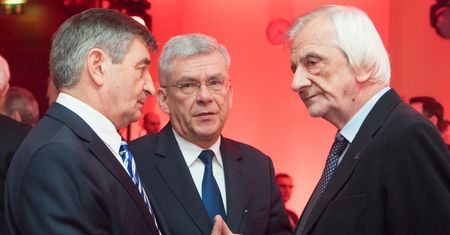 Marszałek Senatu Stanisław Karczewski "na celowniku opozycji". Wyciągną mu loty i willę