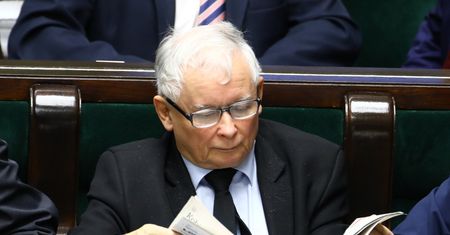 Jarosław Kaczyński stał się atrakcją dla mediów z całego świata. "Bo to jest ciekawostka"