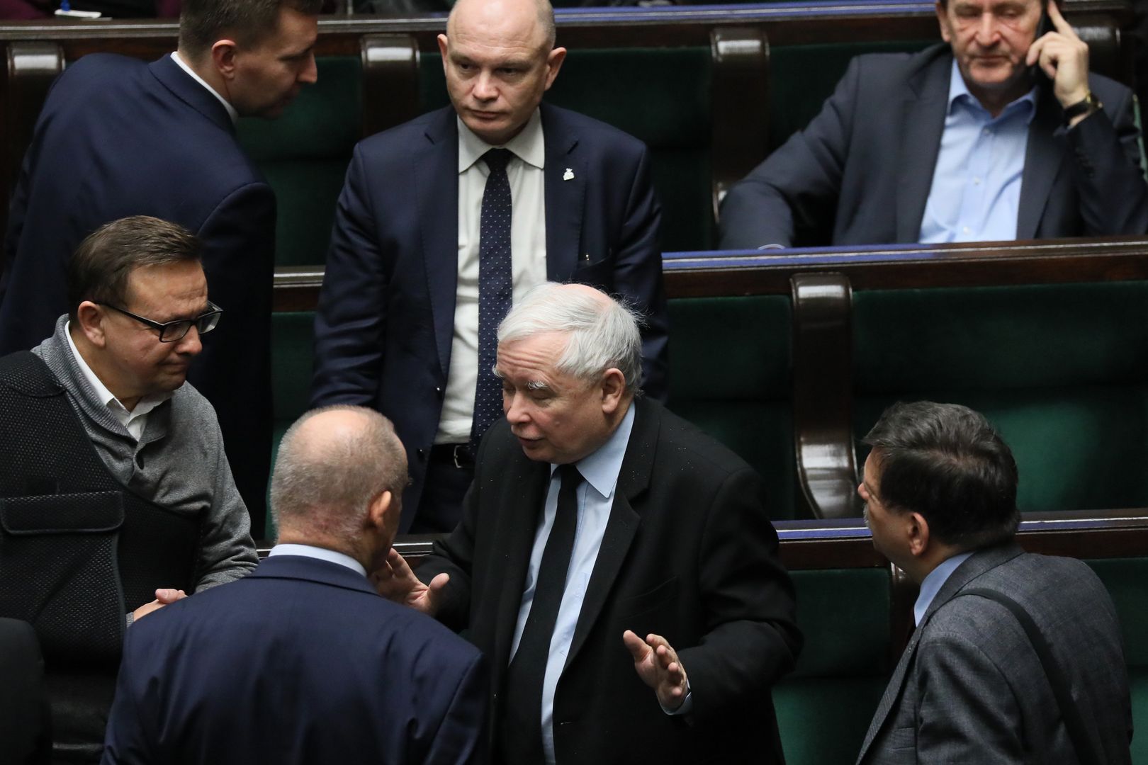 PiS wciąż na czele, ale PO depcze mu po piętach