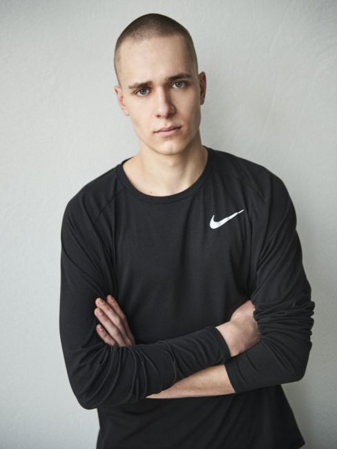 Mikołaj Krajewski. Model i koszykarz, który mieni się "dziwakiem". Pierwszy wywiad z synem Kasi Nosowskiej 