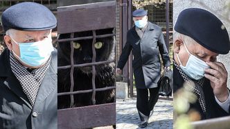 Skryty pod maską chirurgiczną Jarosław Kaczyński żegna się z kocim towarzyszem w drodze do pracy (ZDJĘCIA)
