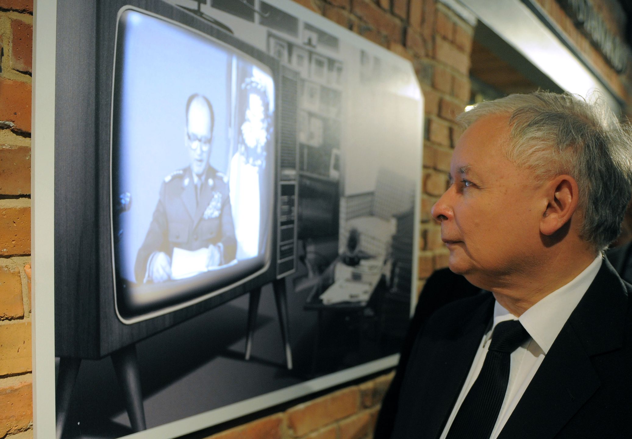 Prezes PiS Jarosław Kaczyński w izbie pamięci Kopalni Wujek podczas kampanii przed wyborami do europarlamentu w 2014 roku.