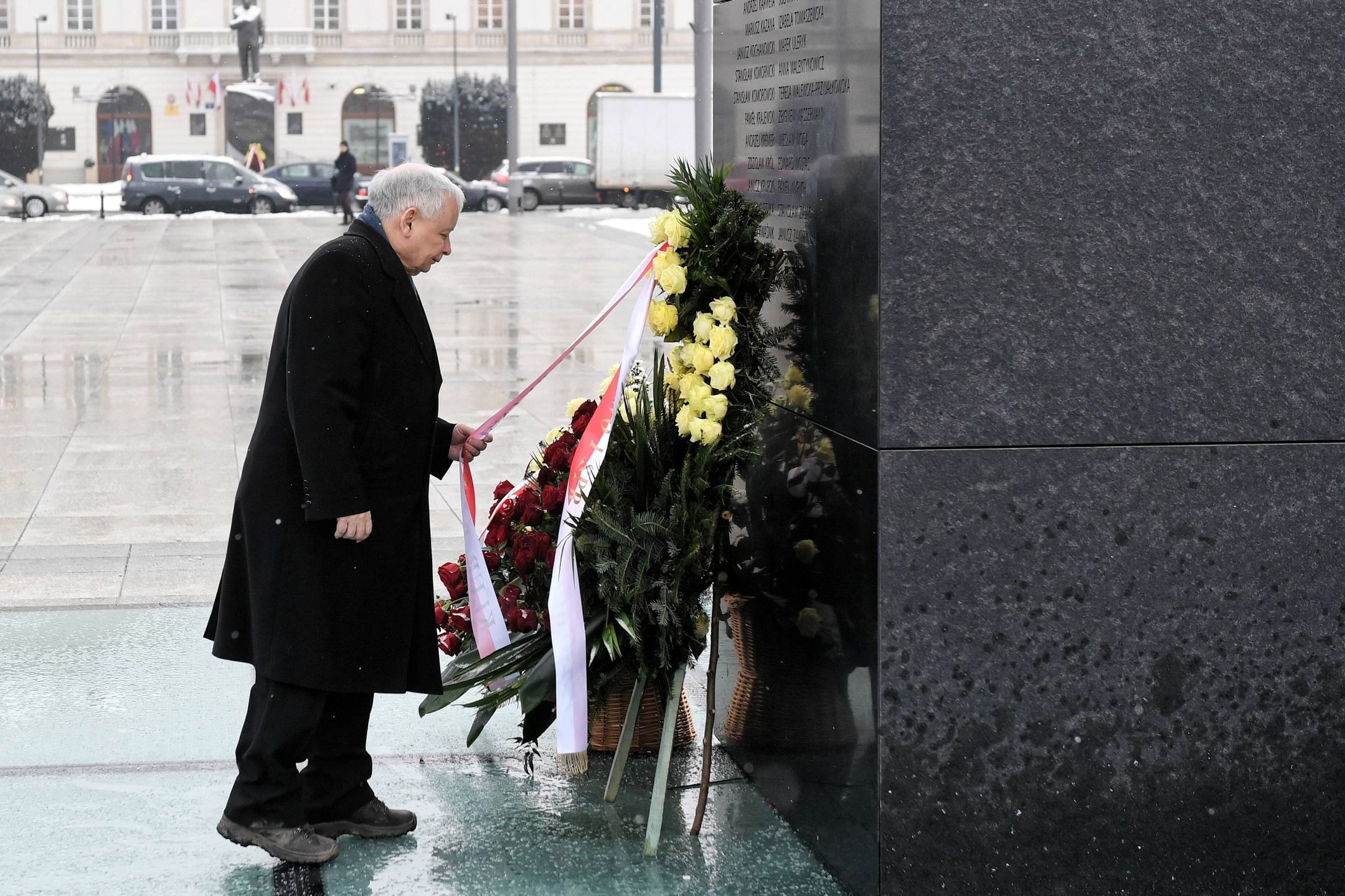 Jarosław Kaczyński przed Pomnikiem Ofiar Tragedii Smoleńskiej