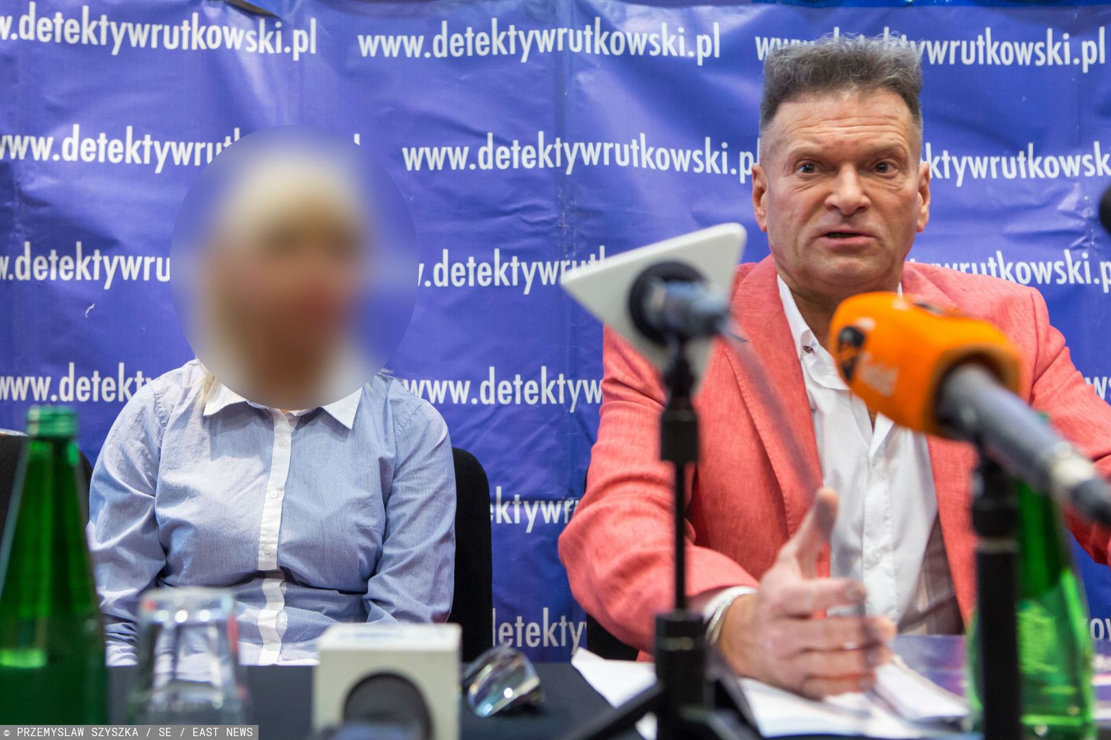 Karolina K. w towarzystwie Krzysztofa Rutkowskiego podczas jednej z konferencji ws. zginięcia Ewy Tylman