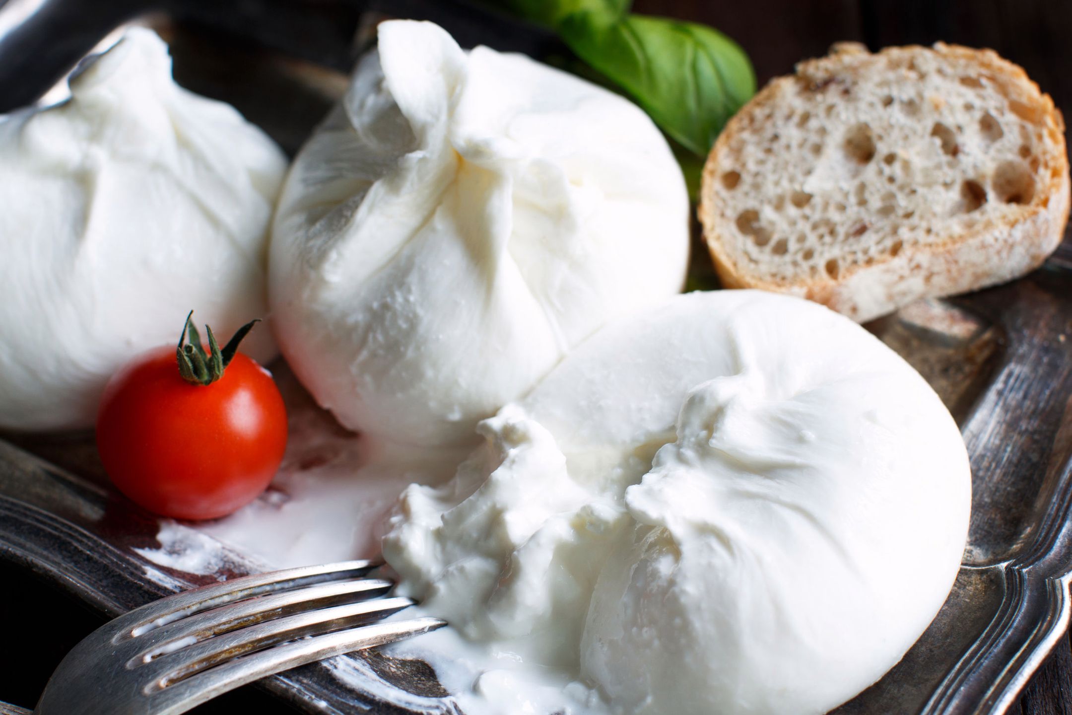 Burrata to ser produkowany z krowiego lub bawolego mleka.
