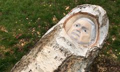 Twarz Lecha Kaczyńskiego w brzozie. 4-metrowa rzeźba stanie przed Pałacem Prezydenckim