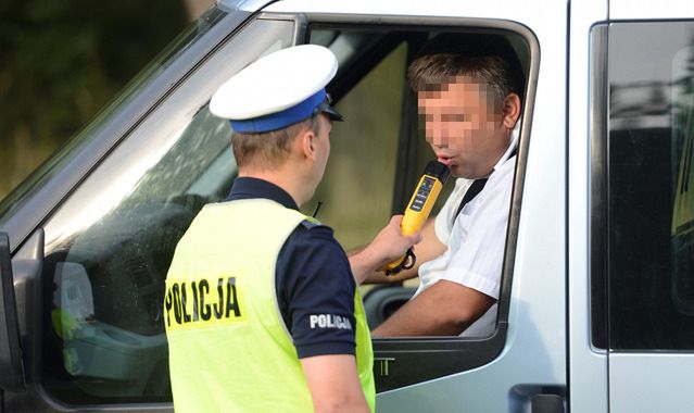 Mniej Polaków jeździ po alkoholu