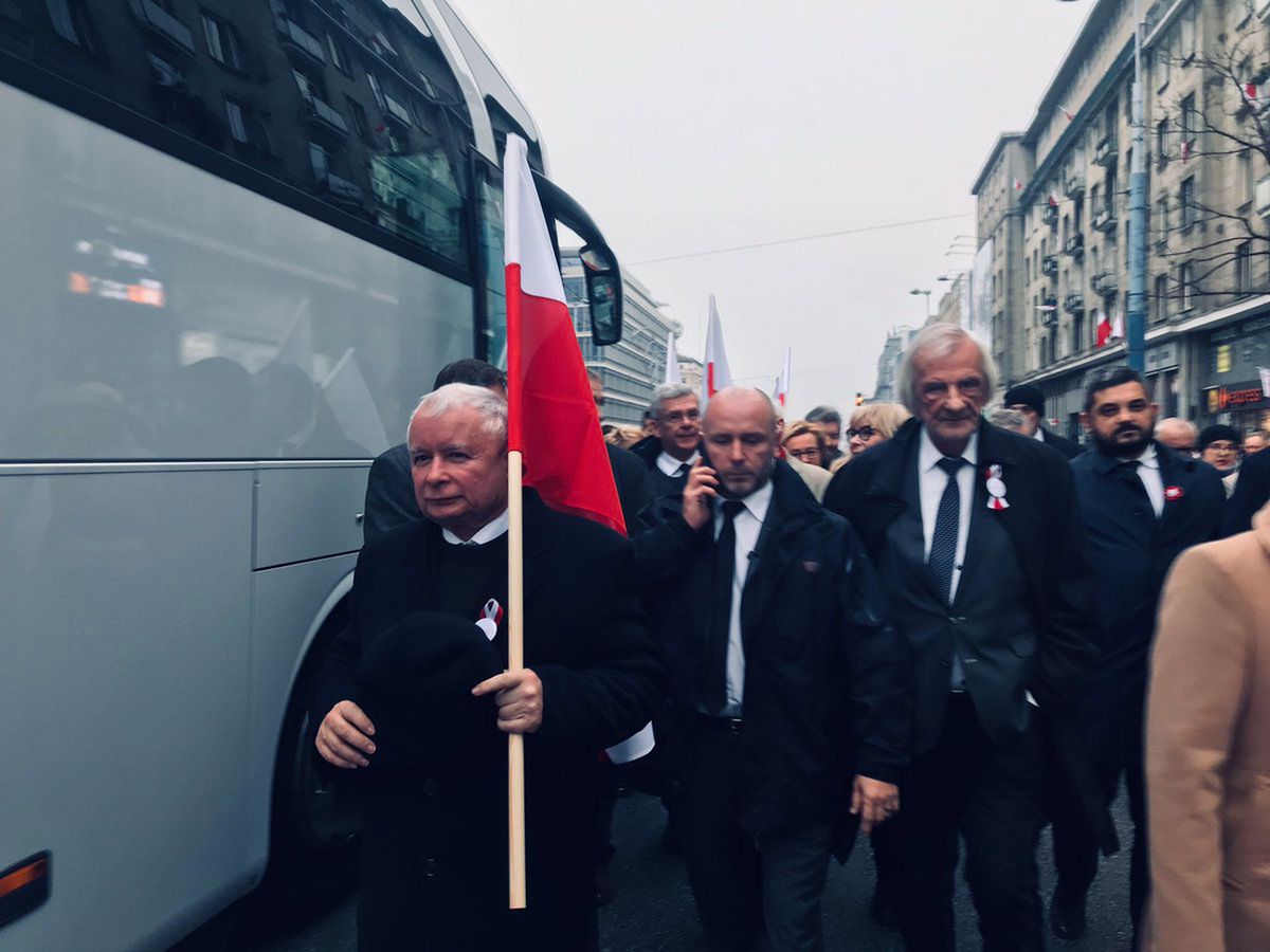 Marsz Biało-Czerwony: Kaczyński ma swoją flagę. Jest wyjątkiem wśród polityków