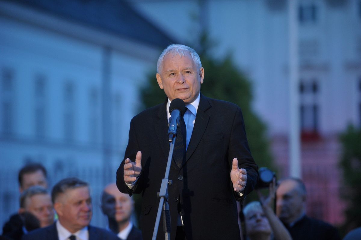 Jarosław Kaczyński znowu to zrobił. Tym razem nikt nie zwrócił uwagi na nietypowe zachowanie