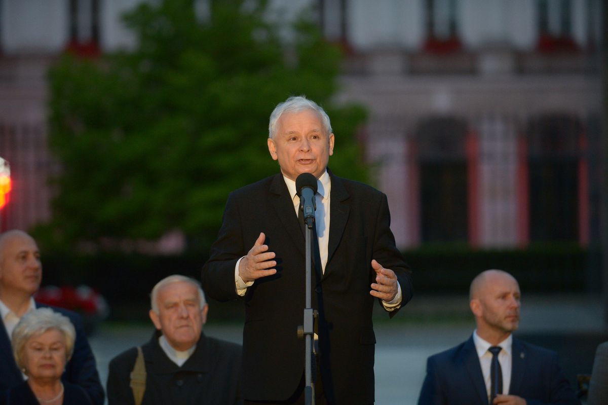 Kaczyński na miesięcznicy: Ekshumacje pokazały bezmiar barbarzyństwa