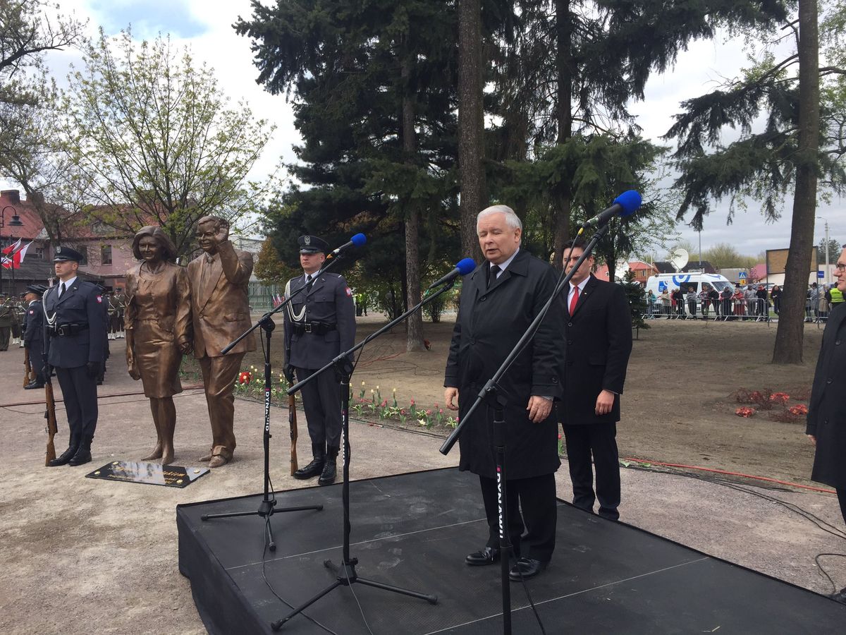 Tak wygląda kolejny pomnik pary prezydenckiej. Odsłonił go Jarosław Kaczyński