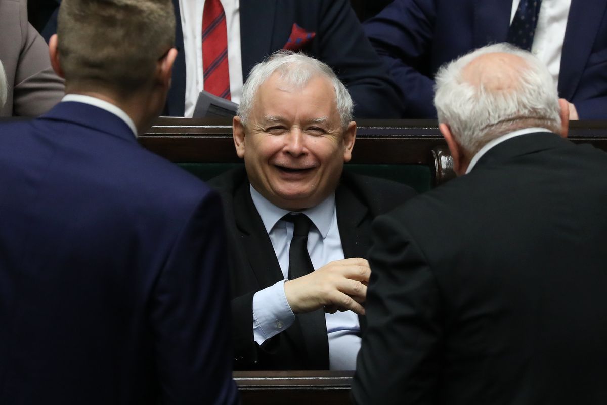 Niemiecki dziennik o sporze UE z Polską. "Kaczyński trzymał się za brzuch ze śmiechu"