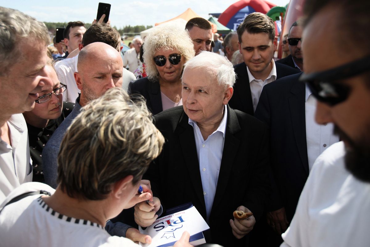 Jarosław Kaczyński na pikniku: sądy są całkowicie pod wpływem ideologii LGBT