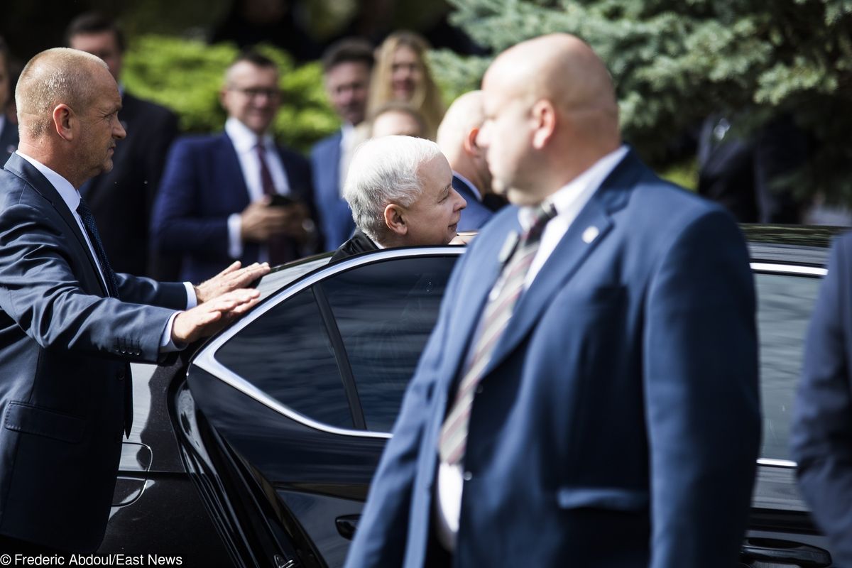 Policjant nie chciał wpuścić auta Kaczyńskiego. To spotkało go później...