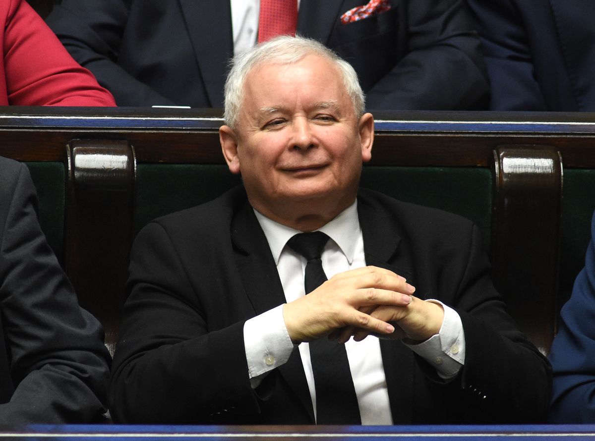 Senator PiS wydaje album o Jarosławie Kaczyńskim. W środku zdumiewające zdjęcie