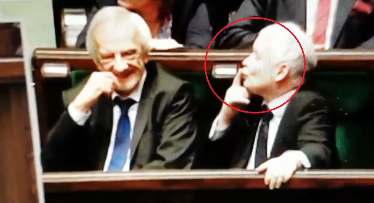 Zabawne gesty Kaczyńskiego. Wyluzowany prezes zaczepia innych posłów