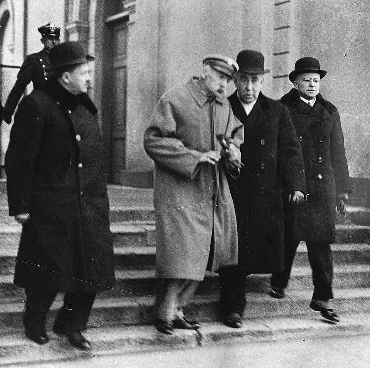 Polacy uwiązani do Piłsudskiego i Dmowskiego. To niszczy politykę