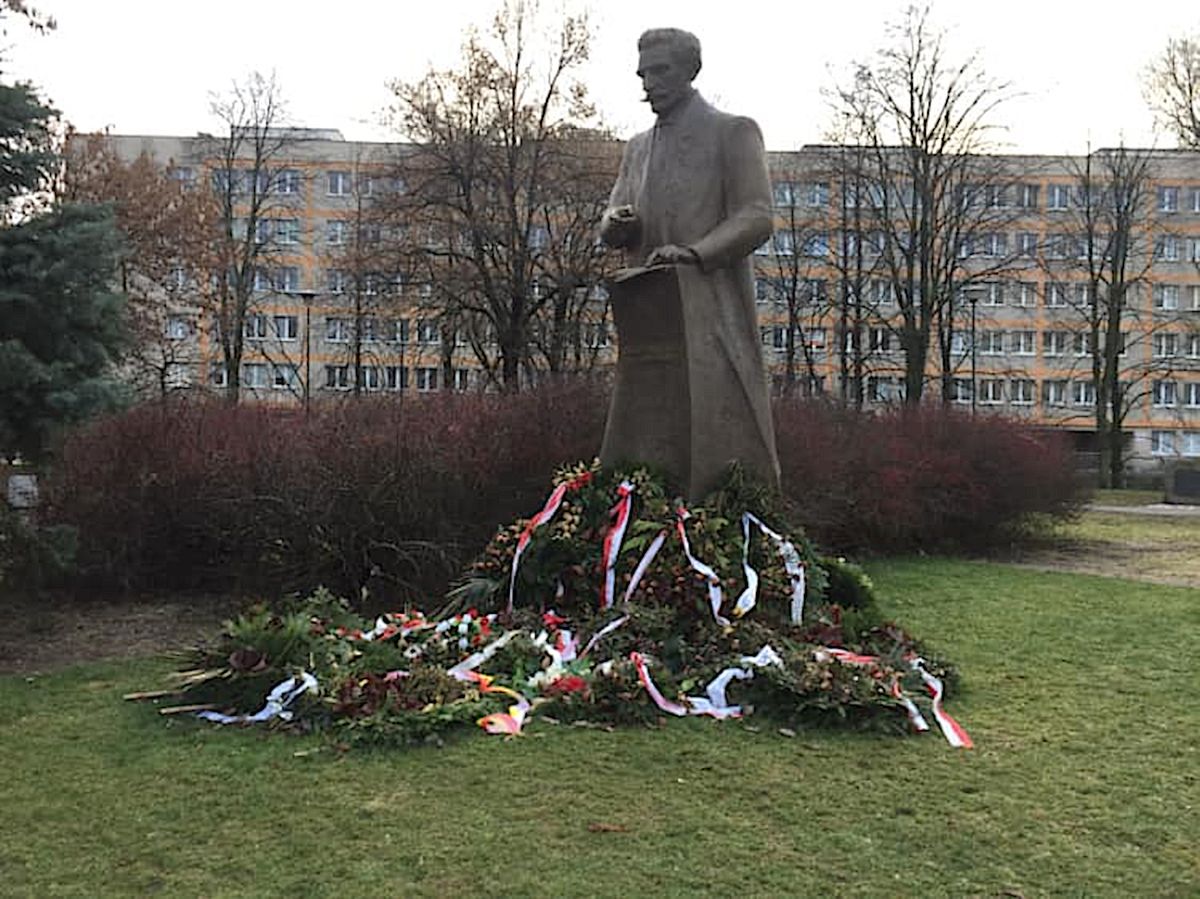 Pomnik Daszyńskiego w Warszawie tonie w zgniłych kwiatach. Są tam od 11 listopada