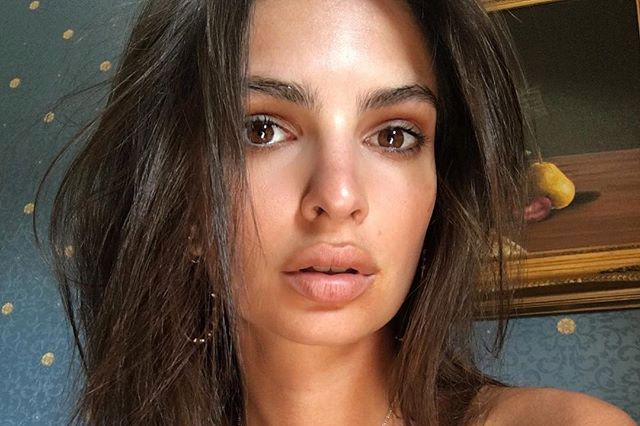 Zrzuciła stanik i założyła skąpe majtki. Emily Ratajkowski kusi