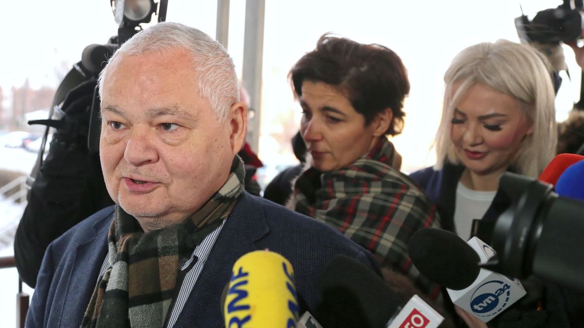 Adam Glapiński wchodzi do prokuratury - dziennikarzom nie odpowie na pytania ani przed, ani po przesłuchaniu