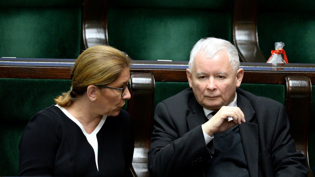 Beata Mazurek i Jarosław Kaczyński w Sejmie.