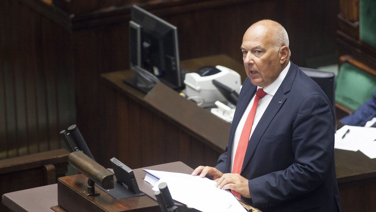 Kłopotliwy majątek ministra. Ma akcje kilku banków