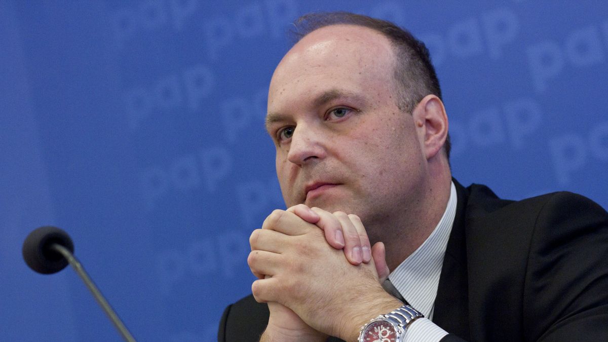 Maciej Ptaszyński (na zdjęciu) uważa, że obostrzenia są "zrozumiałe". Jednak podkreśla, że stworzą sklepom problemy.