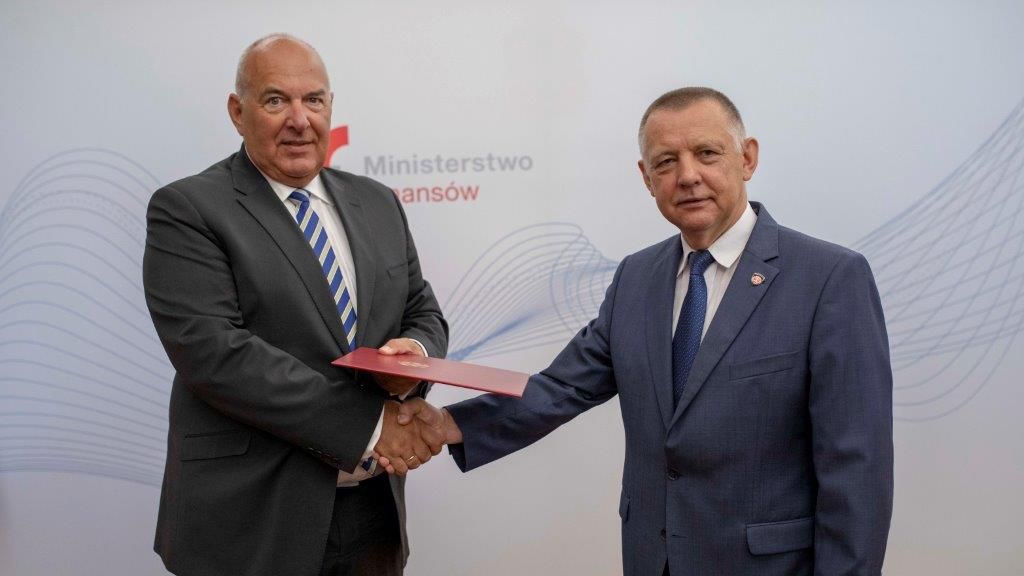Powołano nowych wiceministrów finansów. Na zdj. wiceminister finansów Tadeusz Kościński (L) i szef resortu finansów Marian Banaś (P)