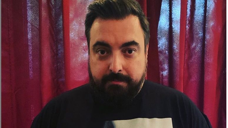 W koszulce z nadrukowanym plakatem filmu zapozował Tomasz Sekielski.