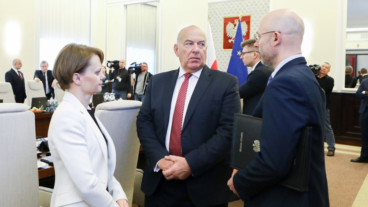 Minister finansów Tadeusz Kościński (w środku) będzie musiał się nagimnastykować przy tegorocznym budżecie.