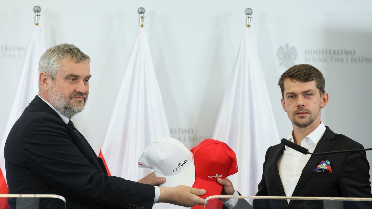 Minister Ardanowski otrzymał w prezencie czapkę od szefa AgroUnii.