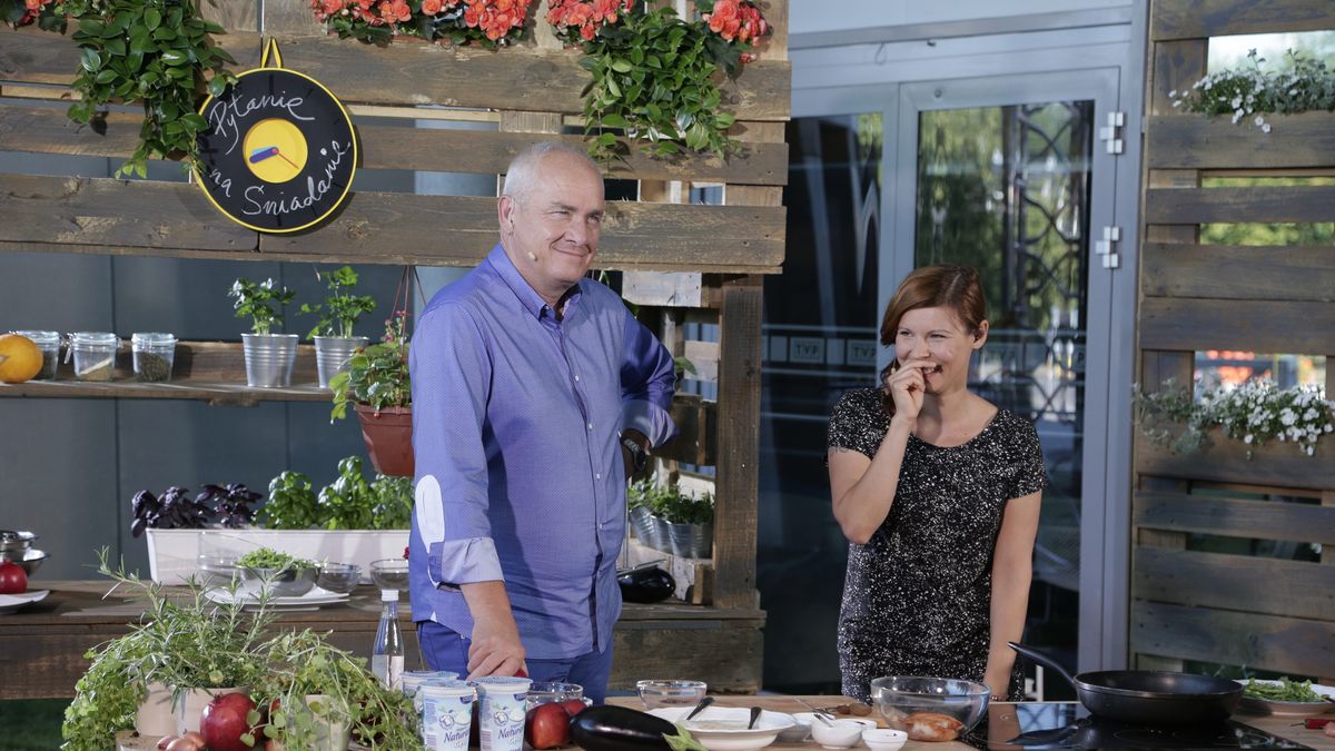 Program "Pytanie na Śniadanie". Na zdj. prowadzący Michał Olszański (L) i kucharka Małgorzata Molska (P)