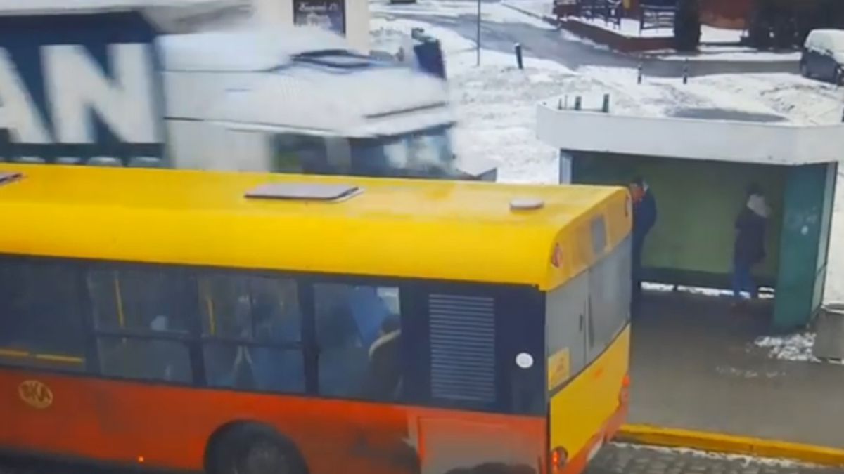 Kierowca tira staranował przystanek